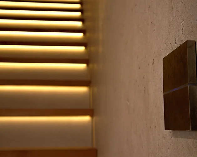 Indirekte LED-Treppenbeleuchtung mit Wandtaster