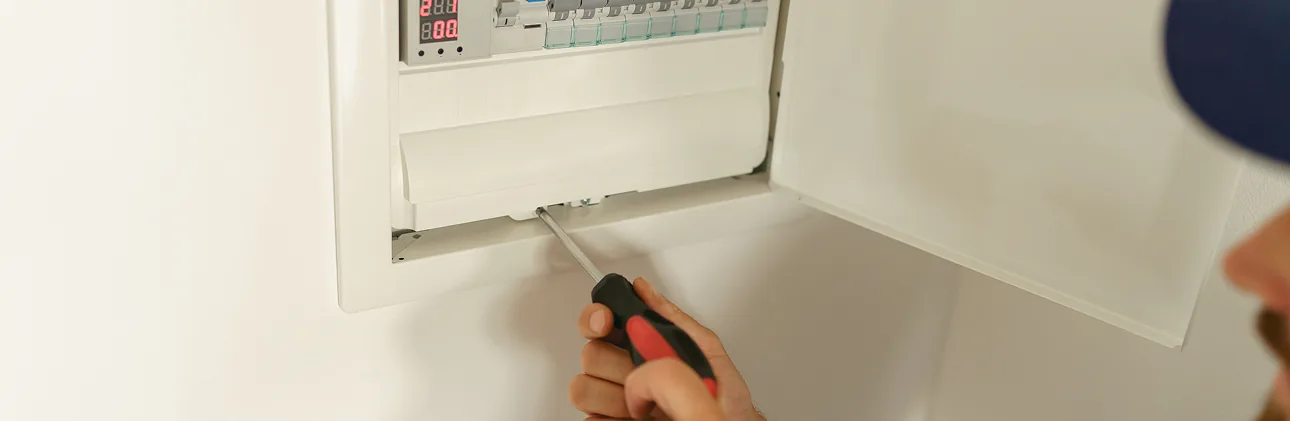 Reparatur am Sicherungskasten
