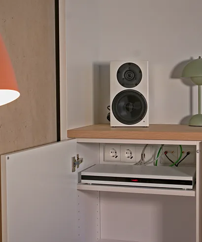 Lautsprecher und eingebaute Multimedia-Technik im Wohnraum