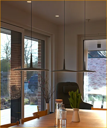 Esstisch mit Pendelleuchte in einem Smart Home