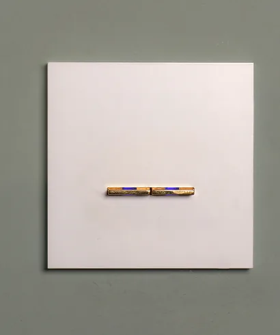 Basalte-Taster an heller Wand