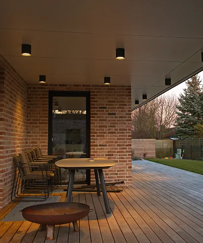 Terrasse mit Deckenbeleuchtung