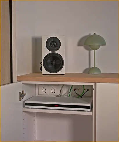 Lautsprecher und eingebaute Multimedia-Technik im Wohnraum